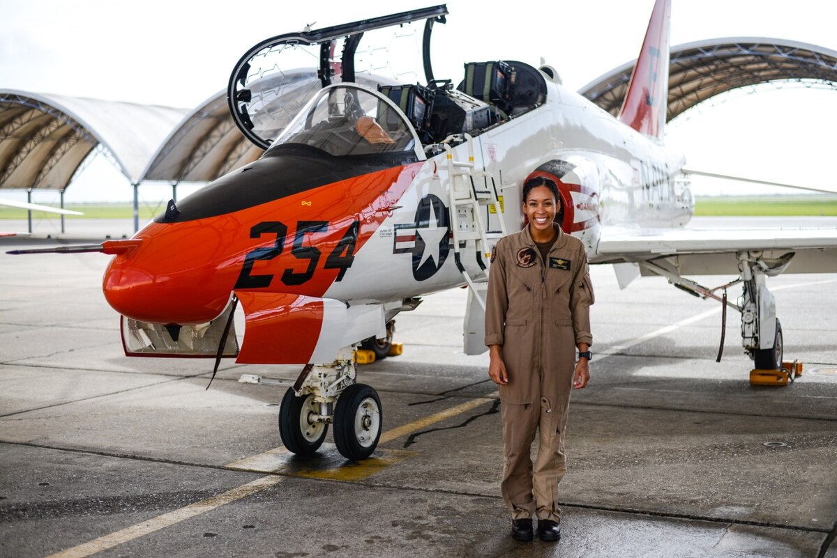 This Officer Is The Navy S First Known Black Female Tactical Jet Pilot Sandboxx