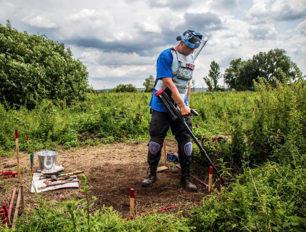 Mine-clearing training in Ukraine