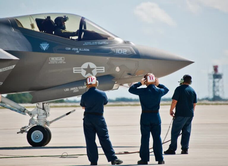 F-35C hot pit refuelling