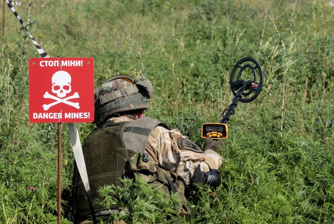 mine clearing operation in Ukraine