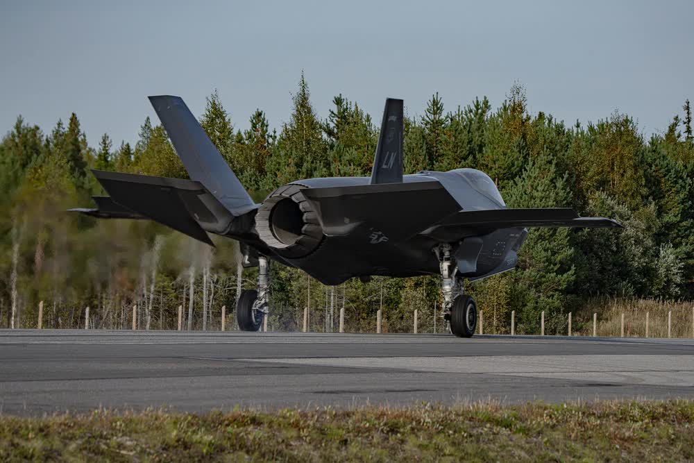 F-35 on Finnish highway