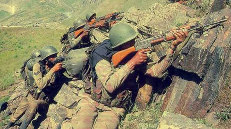 Indian soldiers with INSAS rifles