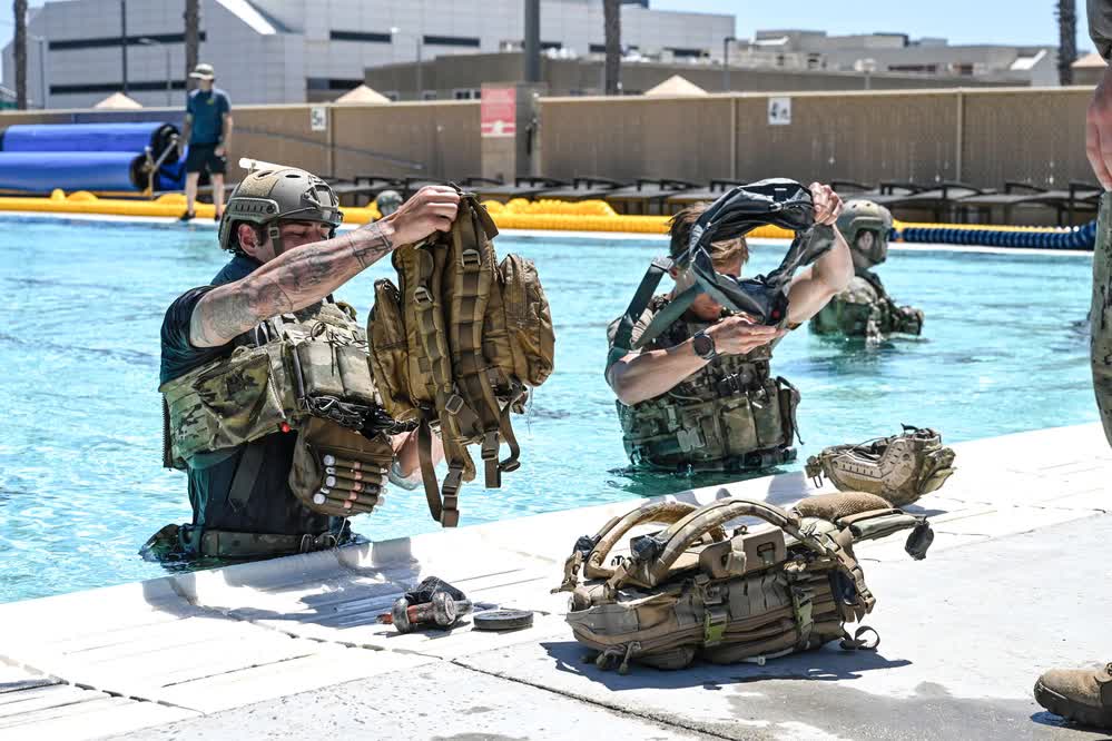 Navy EODs test flotation devices