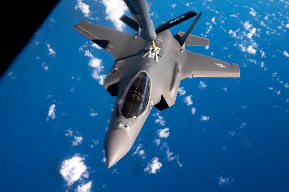 F-35 being refueled by KC-135 Stratotanker