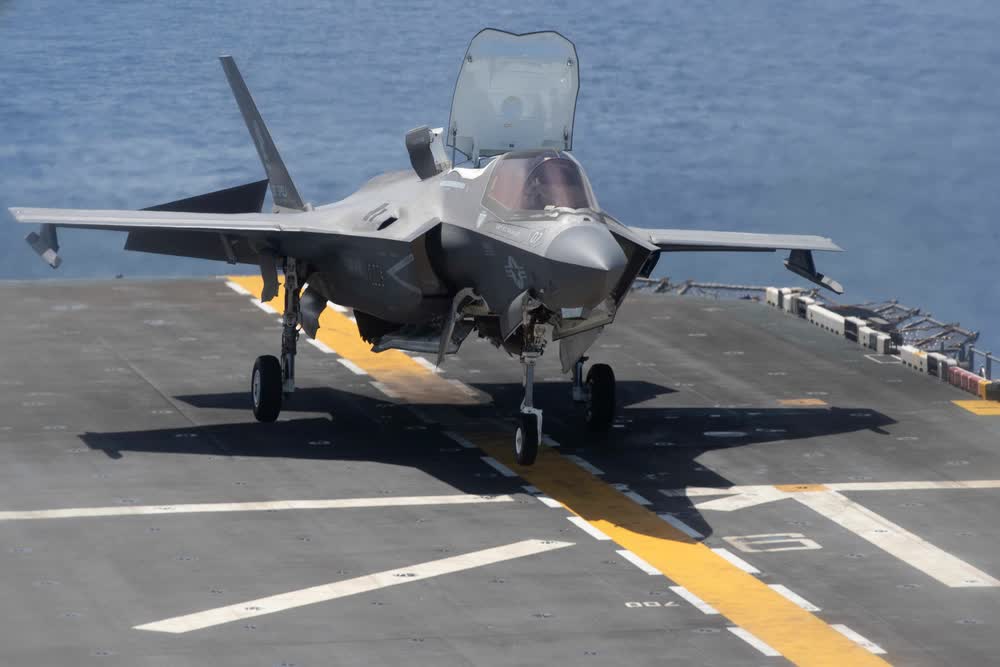 F-35B lands on amphibious assault carrier