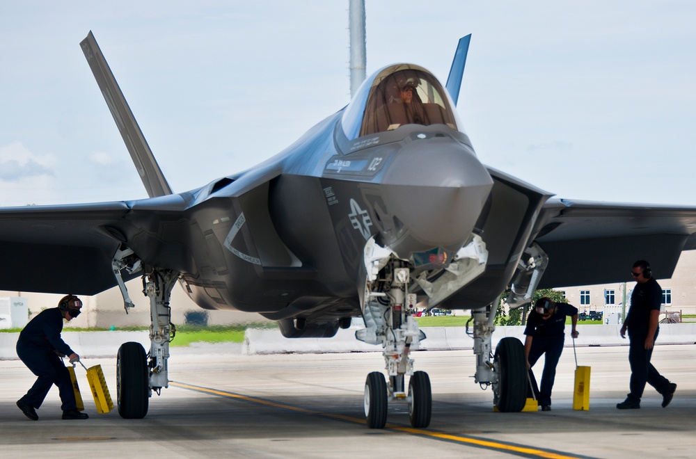 Navy maintainers F-35C